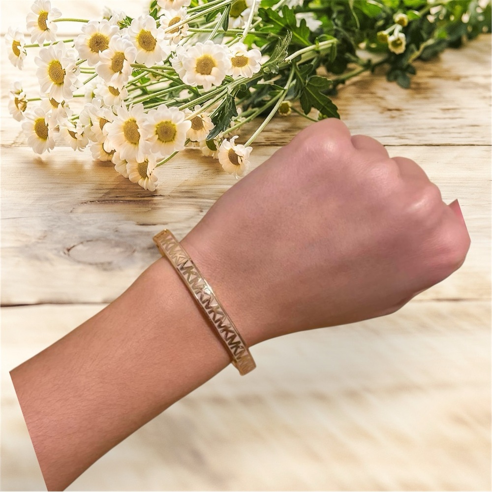 Michael Kors Blush Pink MK Bangle 🆕 - Picture 3 of 3